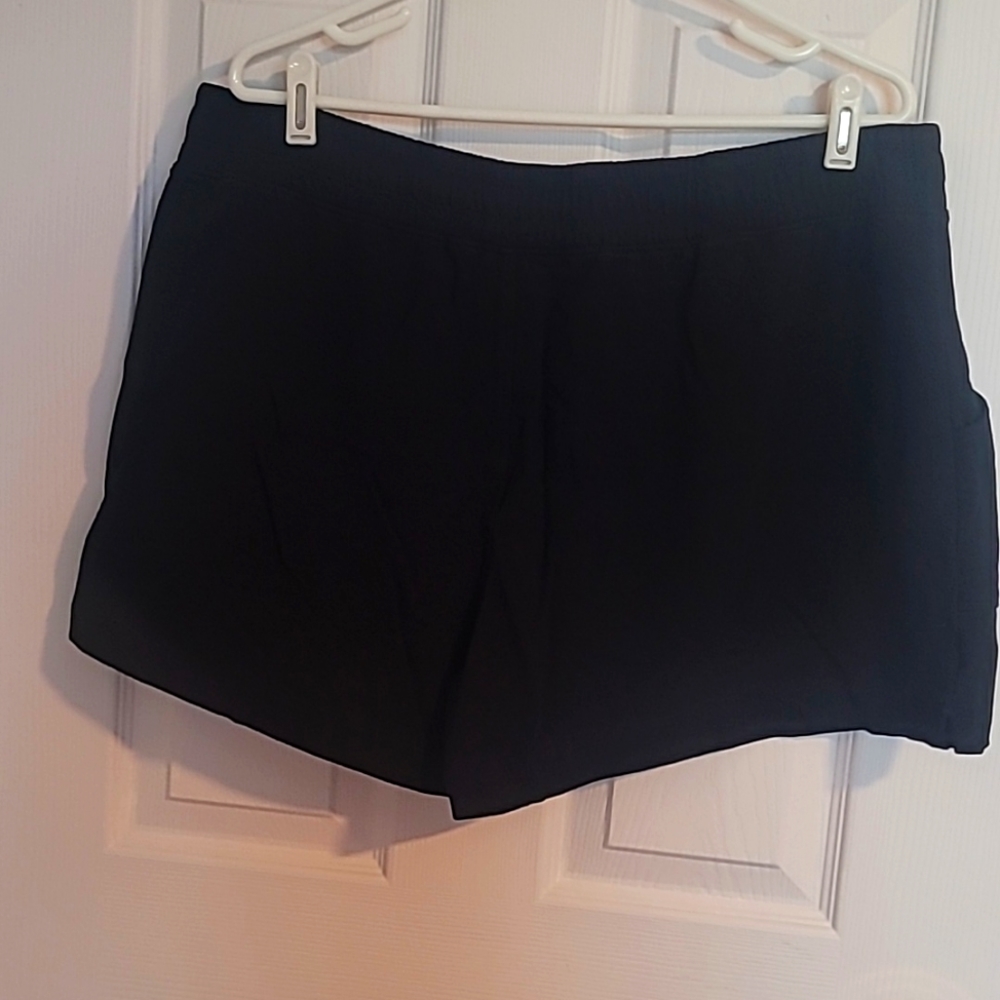 4 pr Women's shorts.